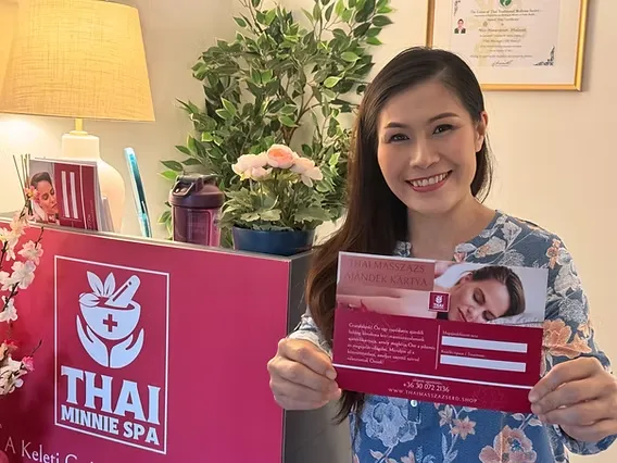 Minnie ajándékkártyával a kezében — Minnie Thai Masszázs Érd